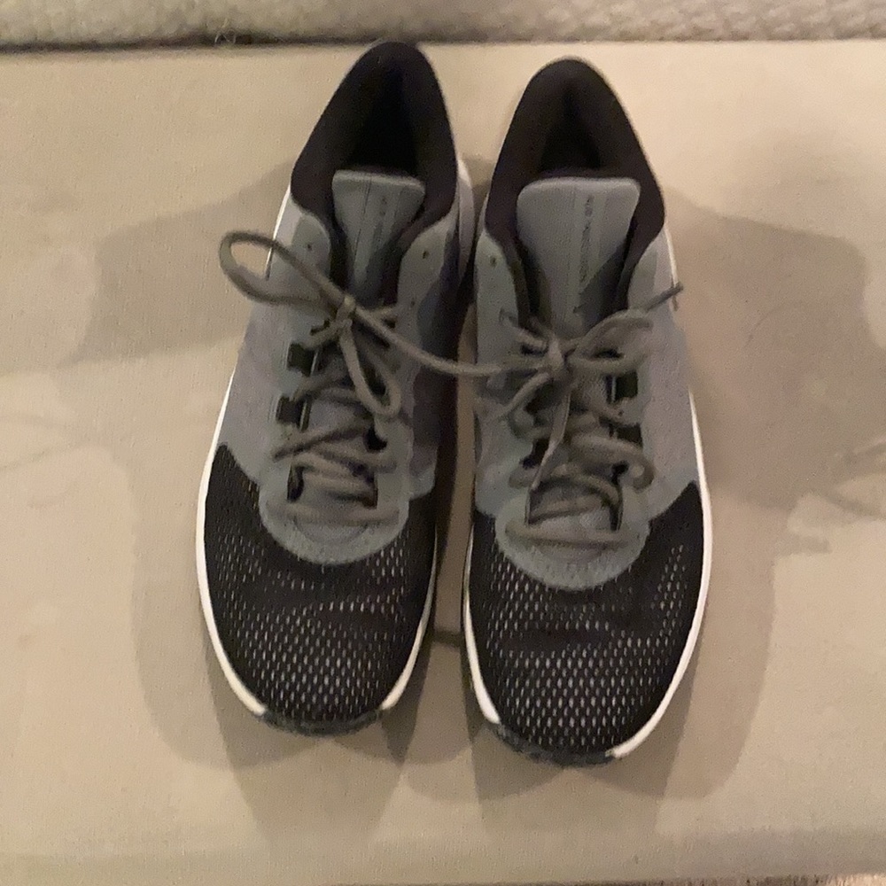 Nike Air Precision II Basketball Shoe Men’s size 9. Worn once.